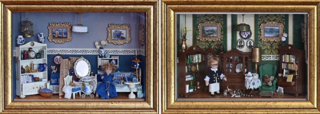 Zdjęcie dwóch miniaturowych wnętrz umieszczonych w ozdobnych ramach, po lewej pokój dla dziecka z listrem, łóżkiem, półkami i lalką w niebieskim stroju, po prawej salon z biblioteczkami, zielonym fotelem, dekoracyjnymi naczyniami oraz lalką stojącą na środku wnętrza (kliknięcie powiększy zdjęcie).