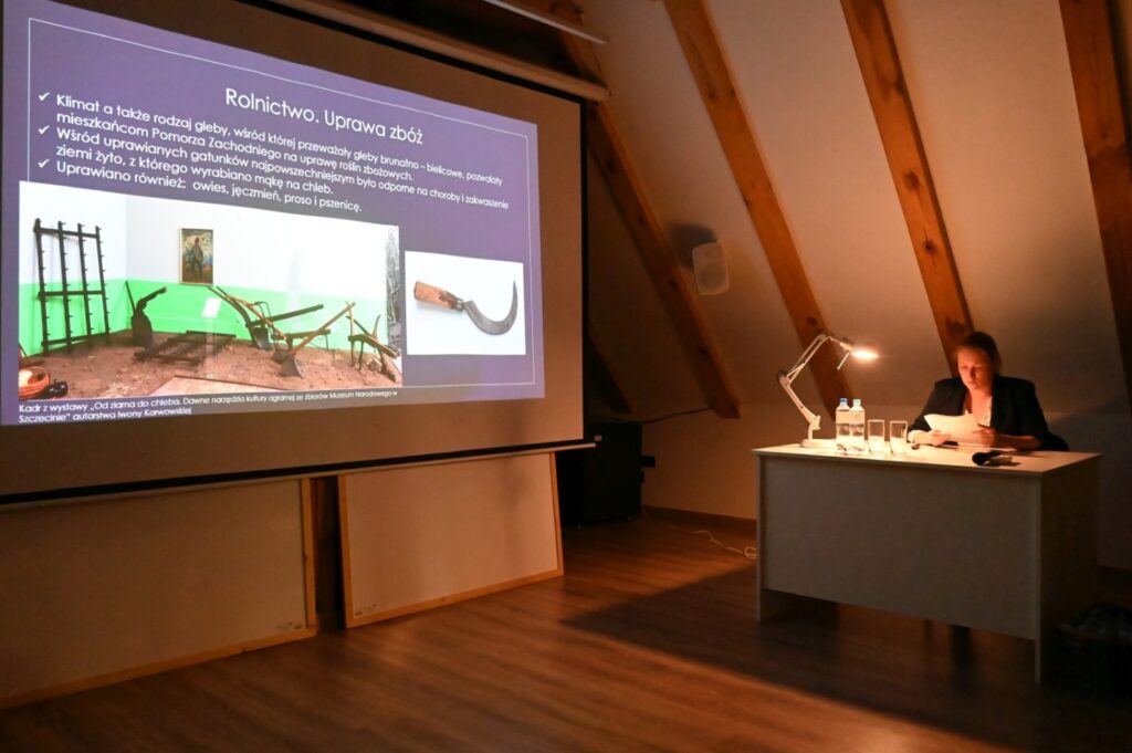 Slajd prezentacji dotyczący rolnictwa i uprawy zbóż wyświetlony na ekranie w trakcie wykładu (kliknięcie powiększy zdjęcie).