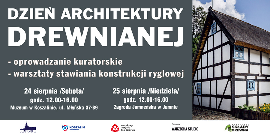 Plakat informujący o wydarzeniu „Dzień Architektury Drewnianej” z programem: oprowadzanie kuratorskie oraz warsztaty stawiania konstrukcji ryglowej, terminy 24 i 25 sierpnia w Muzeum w Koszalinie i Zagrodzie Jamneńskiej, po prawej zdjęcie domu szachulcowego krytego strzechą.