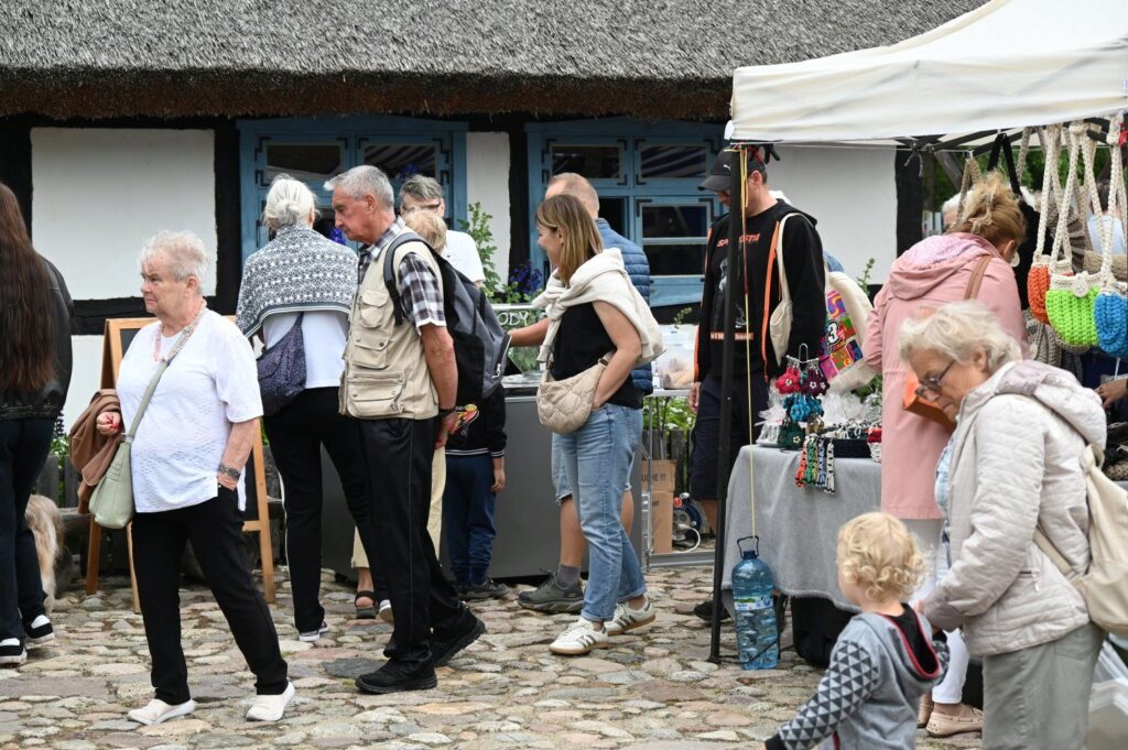 Tłum odwiedzających zgromadzonych przy stoiskach jarmarkowych na terenie skansenu (kliknięcie powiększy zdjęcie).