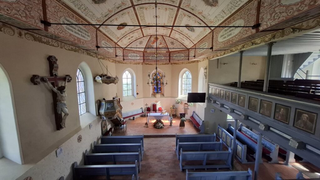 Widok na prezbiterium i ławki z góry empory (kliknięcie powiększy zdjęcie)