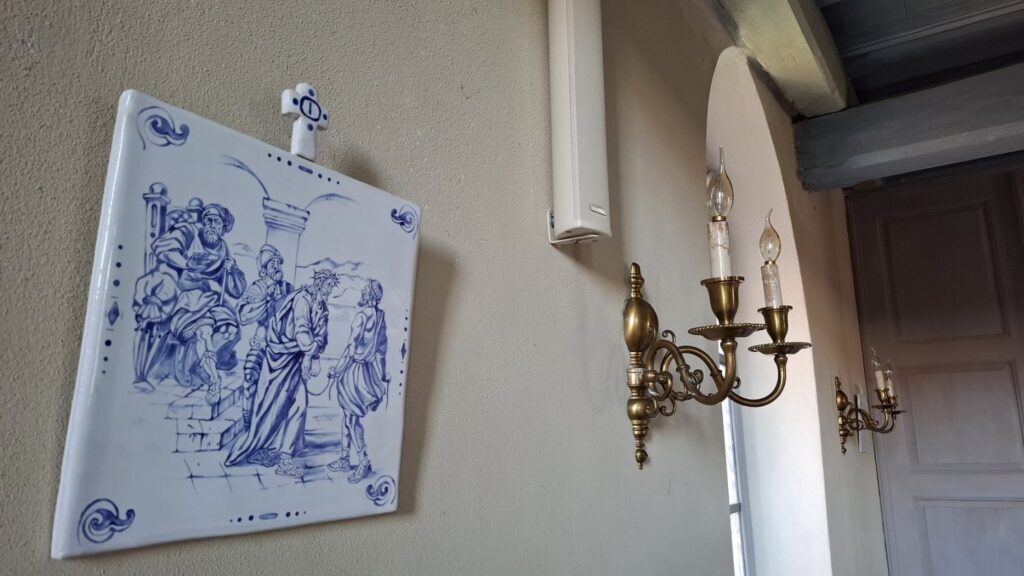 Dekoracyjna płytka ceramiczna na ścianie kościoła (kliknięcie powiększy zdjęcie)