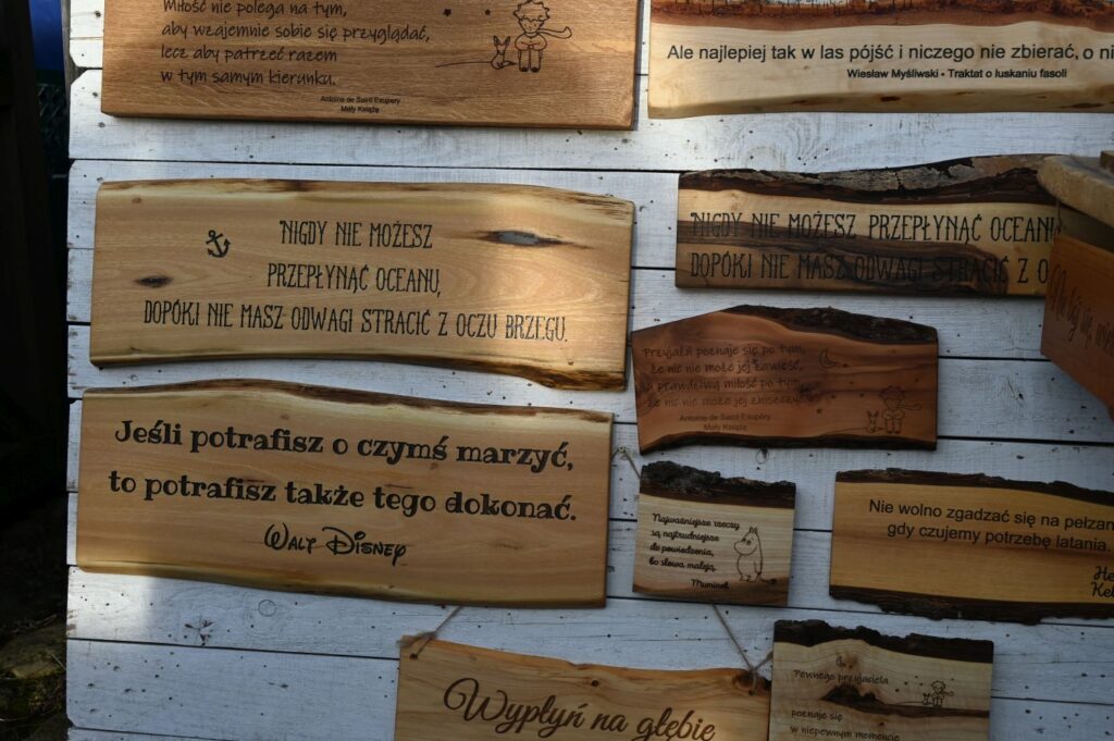 Drewniane tabliczki z wypalanymi sentencjami prezentowane na stoisku rzemieślniczym podczas jarmmarku jamneńskiego (kliknięcie powiększy zdjęcie).