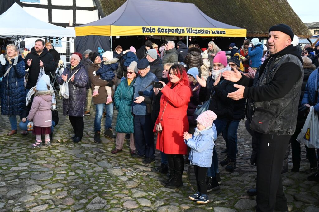 Publiczność zgromadzona przed sceną podczas koncertu na jarmarku jamneńskim (kliknięcie powiększy zdjęcie).
