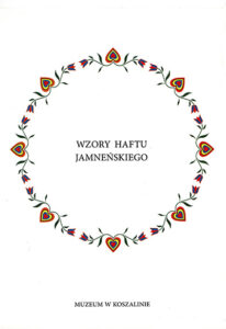 Okładka publikacji „Wzory haftu jamneńskiego”. Na białym tle centralnie umieszczony tytuł otoczony dekoracyjnym wieńcem z motywów roślinnych i sercowatych, charakterystycznych dla haftu jamneńskiego. U dołu informacja o Muzeum w Koszalinie jako wydawcy.